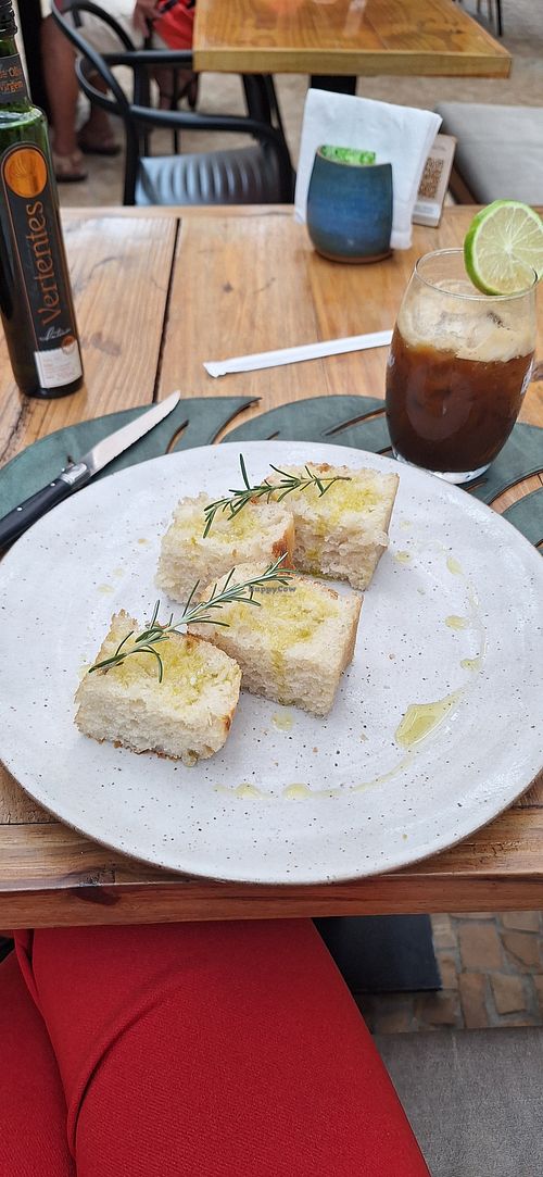 Ganhei essas focaccias quentinhas com alecrim e flor de sal at Manacá Café - Avaré in Sao Paulo