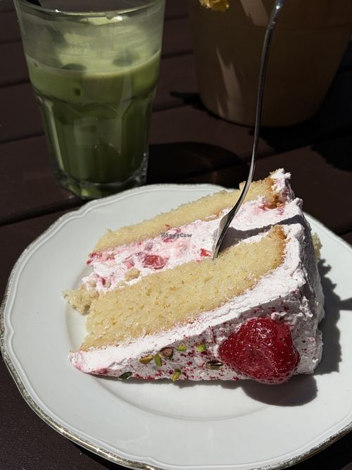 Erdbeertorte & Matcha mit Hafermilch  at Green & Bean in Ansbach