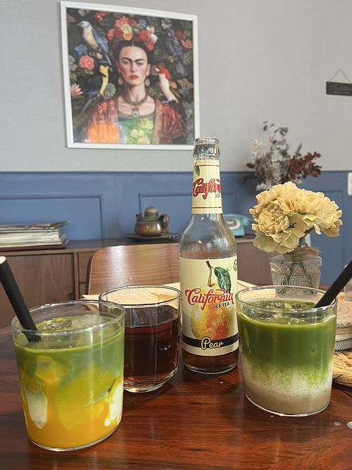 Iced Matcha mit Mango/Banane/Kirsche   at illi's Café in Erftstadt