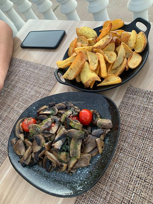 Mushrooms with cherry tomatos (without the bacon) and french fries at Kastro KitchenBar in Corfu