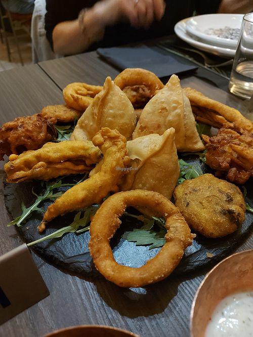 Piatto misto samosa e verdure in pastella at Kalpnā in Martina Franca