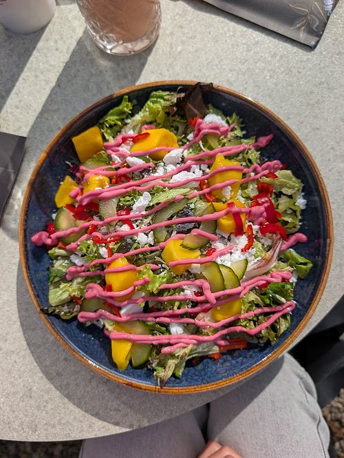 Vegan salad with mango and red beet dressing at ‘t VeerHuys in Beusichem