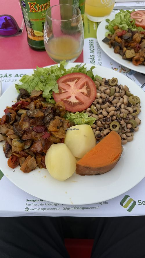 Assiettes végétariennes avec précision que nous sommes vegan.   at Sabores Da Vizinha in Vila Franca Do Campo