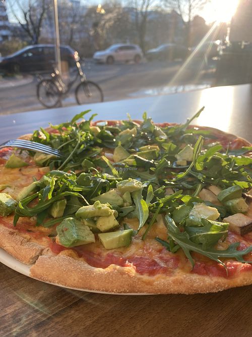 vegane Pizza mit Avocado 🥑  at La Cantina Augusta in Berlin