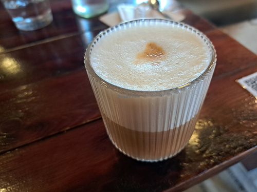 Koffie met oatmilk at La Muchacha in Barcelona