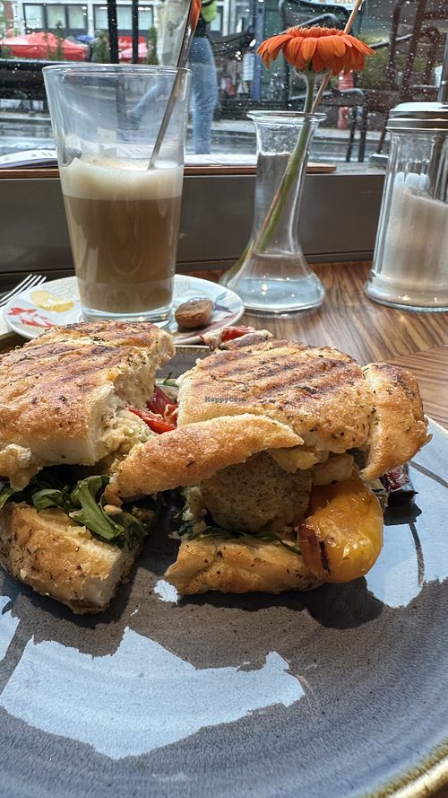 Gegrillte Focaccia mit Hummus, Rucola, gegrillte Paprika und Falaffel, bieten auch vegane Milchoptionen an, sehr lecker, sehr empfehlenswert   at Café Gutenberg - Mayersche Aachen in Aachen