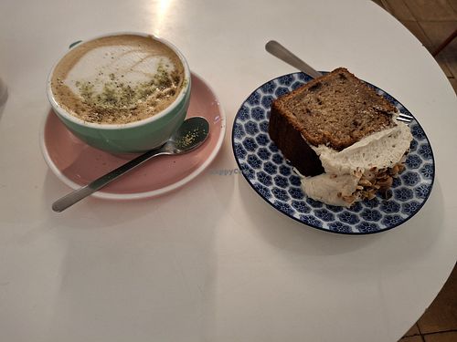 Pistacho latte + banana-peanut cake at Dale Café Salamanca in Salamanca