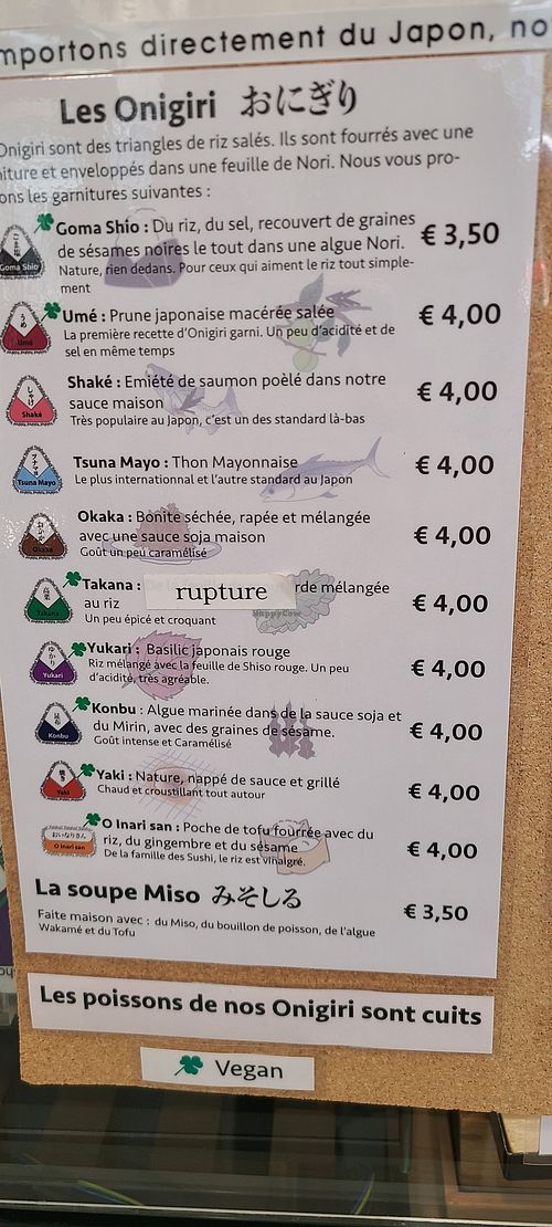 Les onigiris avec un petit trèfle vert sont vegans. at Yoisho in Tours