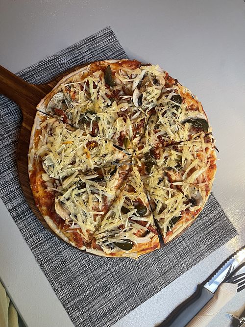 Glutenvrije vegan pizza, de vijgen zijn echt een aanrader!   at De Vagebond Restaurant in Swellendam
