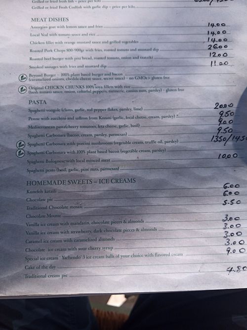 Vegan main dishes at YACHENDO in Amorgos