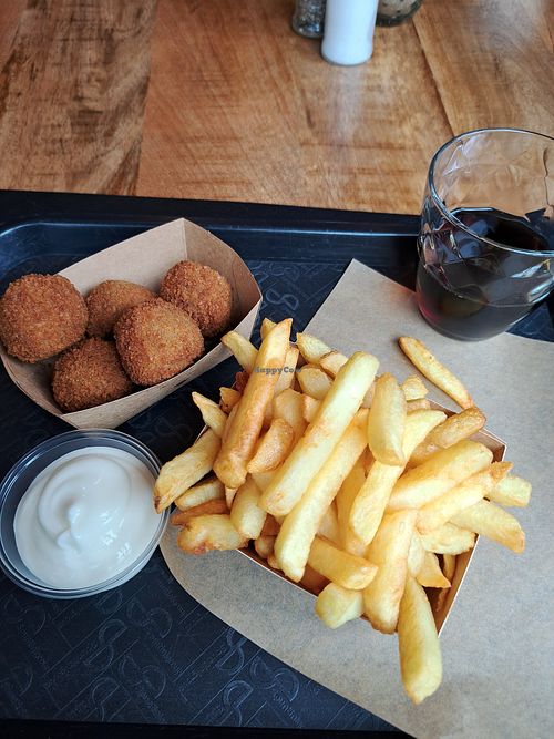 Super lekkere frietjes met vegan bitterballetjes en veganaize en nog verschillende andere vegan opties.👍
Zéér vriendelijke bediening, we gaan zeker terug als we in de buurt zi at Frituur & Eethuis 't Stroatje in Kortrijk