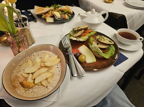 A combo of vegan porridge and a vegan roll at Tee Tea Thé in Berlin