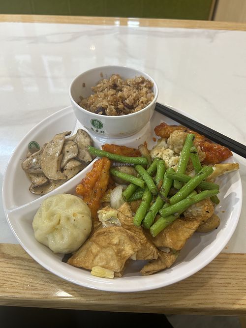 First roundd  at Shangsufang Vegetarian Cafeteria - 尚素坊•素食自助餐厅 - 车站大道店 in Wenzhou