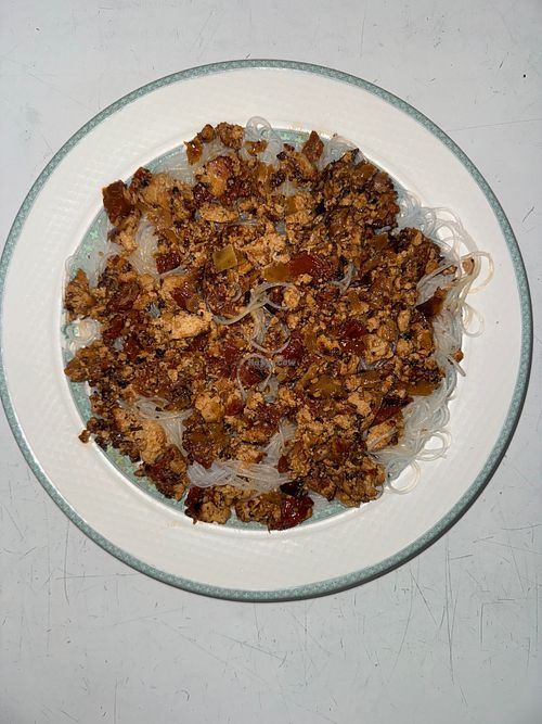 Fideos con tofu, buenisimo y muy buena antencion por parte de la propietaria at Bar Social Laluenga in Huesca