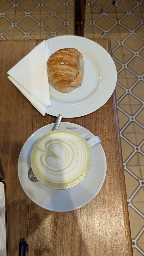 White chocolate matcha latte and medialuna at Nòmada Chacarita (N2) in Buenos Aires