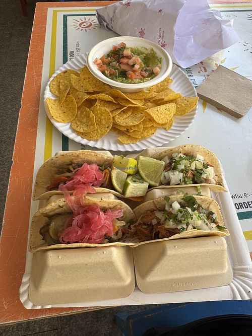 2 sets of vegan tacos and guacamole   at Taco Berraco  in Cadiz