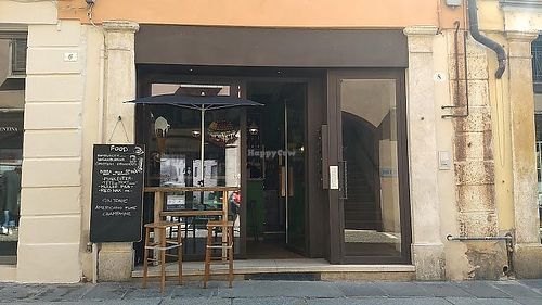 Piccolo pub, affacciato su via Pescheria, una delle vie più caratteristiche del centro storico di Mantova. at Public Pub Mantova in Mantova