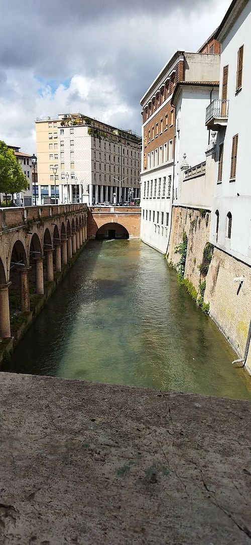 Piccolo pub, affacciato su via Pescheria, una delle vie più caratteristiche del centro storico di Mantova. at Public Pub Mantova in Mantova