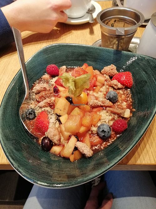Porridge mit karamellisiertem Obst und gebrannten Mandeln at GENUSSHANDWERK Café Krapf in Eggenfelden
