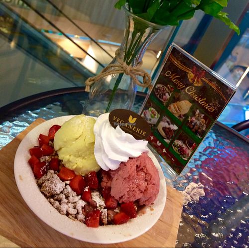 Apple crumble with strawberry & passion fruit ice-cream at Veganerie - Mercury Ville in Bangkok