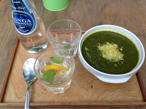 Spinach soup with almonds at W Gruncie Rzeczy in Warsaw