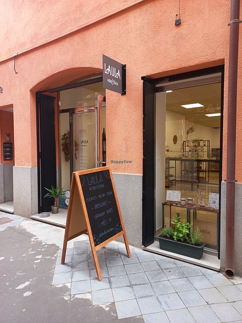 Follow the scent of freshly baked cookies — you’ll find LAULA right next to the Municipal Market, in the heart of Sant Feliu de Guíxols 🤎 at LAULA Rebosteria in Sant Feliu De Guixols