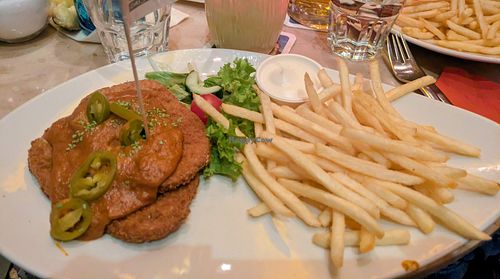 Veganes Schnitzel mit Erdnusssauce und Jalapenos at Café Extrablatt in Olpe