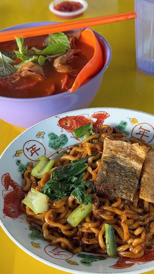 咖喱面 和 干捞香椿面
curry mee and dried toona noodle at Veg Stand in Ipoh
