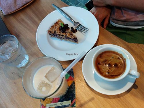 Non-caffeine grain coffee, banana amazake and blueberry tart (tart of the day) at Sairam in Kamakura