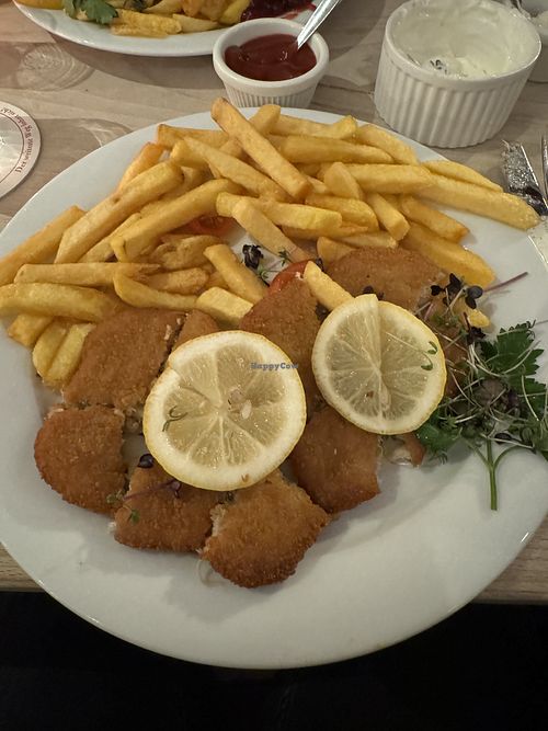 Vegan snitzel met patat en salade  at Em Birkebäumche in Cologne