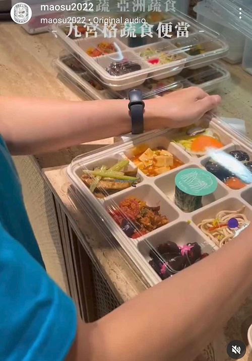 preparing bentos at Mao Su - 毛蔬 亞洲蔬食 | 台南蔬食餐廳 in Tainan