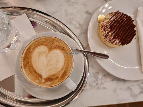 Cappuccino e tortino alla banana e caffè at Café Osterspey in Cologne