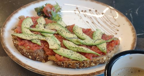 Tostada de tomate con aguacate e sementes de amapola. Café con bebida vexetal de avea at Diversum Concept café in Vigo