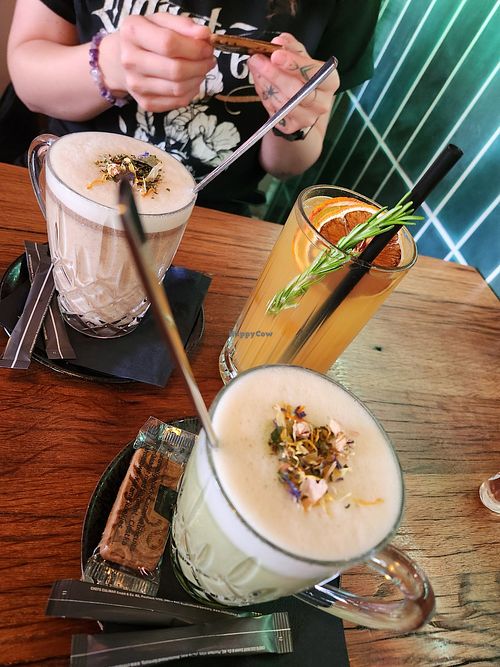Original Chai Latte, Pfirsich-Rosmarin Eistee und Matcha Latte mit Hafermilch at Stadtkind in Braunschweig