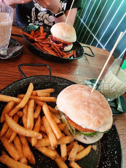 Vegan BBQ Burger und Vegan Chicken Burger at Stadtkind in Braunschweig