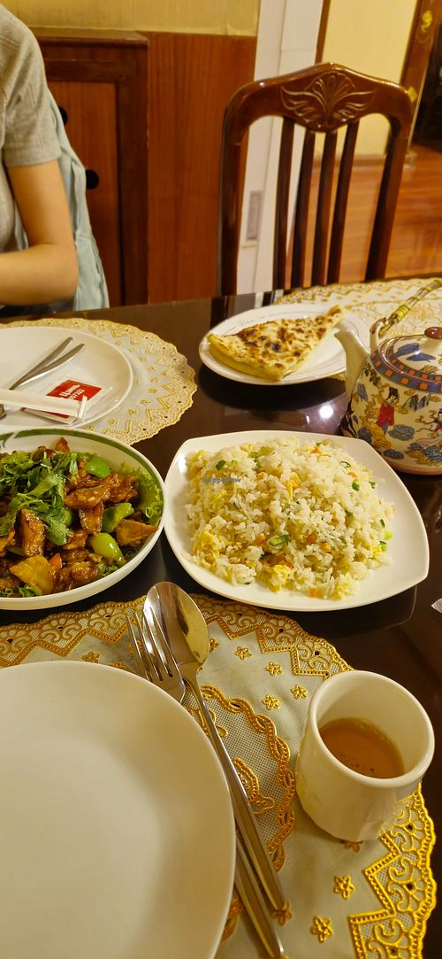 Aubergines fondantes, fried rice, pain ouzbek at Tian Tsin in Tashkent