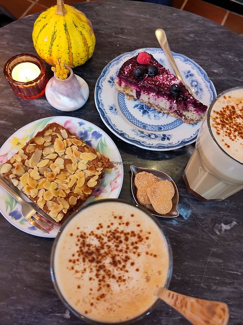 Chai with oat milk. Speculaas cake and fruity cheesecake (all vegan) at Robin's Bakery in Nijmegen
