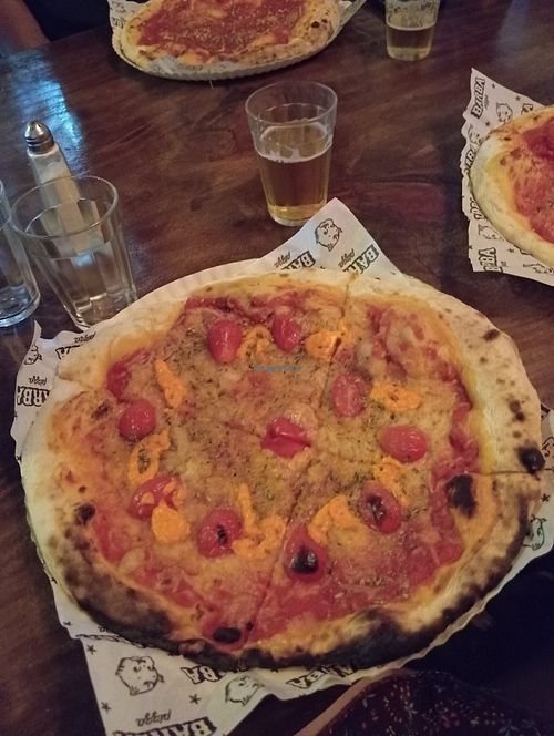 Pizza com queijo vegano e tomate cereja at O Barba Pizza in Curitiba