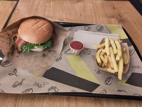 Burger and fries at VINCENT in Munich