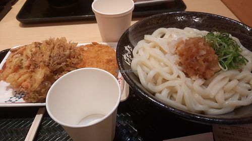 Udon e tempure at Hanamaru Udon in Tokyo