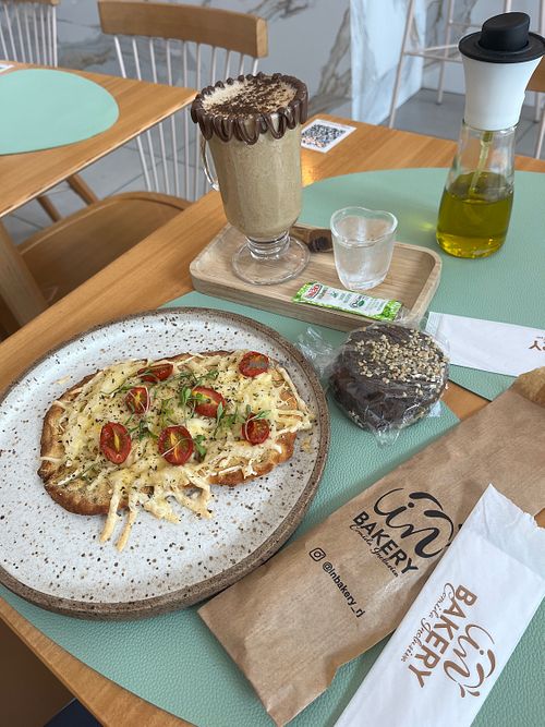 Foccacia, cappucino e alfajor  at In Bakery in Rio De Janeiro