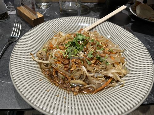 Sauté de Nouilles aux Légumes, Soja Gingembre: Nouilles de riz et légumes sautés à l'huile de sésame 🌱 (sans poivrons sur demande)   at Restaurant Quai 5 in Mons
