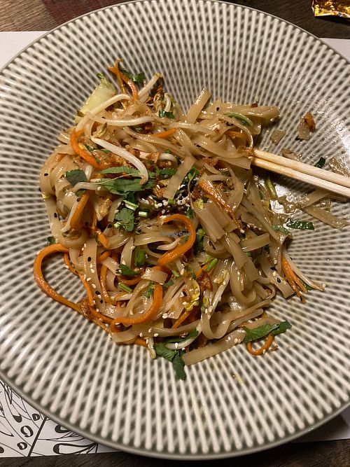 Rice noodle stir fry with veggies at Restaurant Quai 5 in Mons