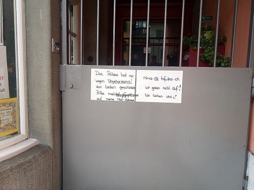 Signs stating that the Police closed the shop at Tofulino in Winterthur