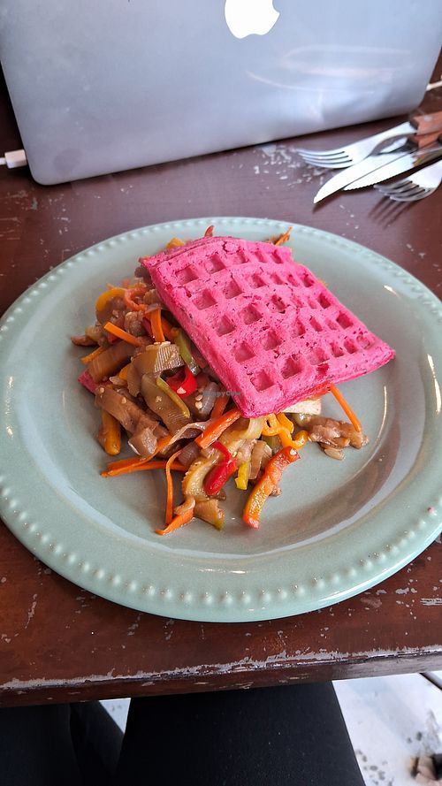 Waffle de beterraba com legumes grelhados at Waffles Como En Casa  in El Calafate