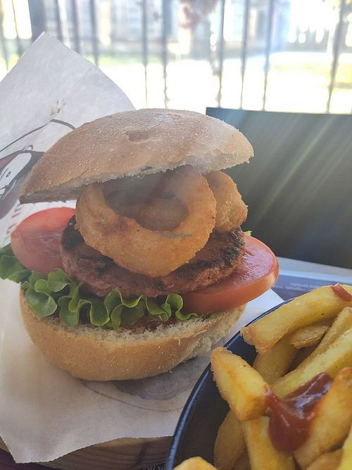 Veg burger con contorno di patate (a parte)-dettaglio at L'Angolo di Pe in Fontanellato