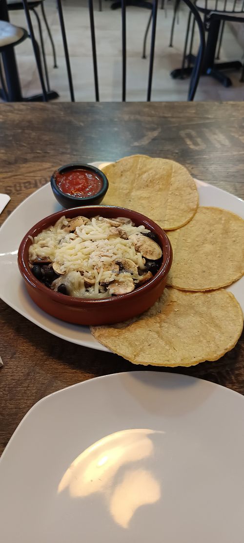 Cazuelita de champiñones con frijoles,  queso vegano y tortillas. at La Chaparrita in Sevilla