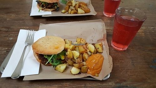 Burger mit Bratkartoffeln und Hausgemachtem Eistee at Vegiman - Food Stall in Basel
