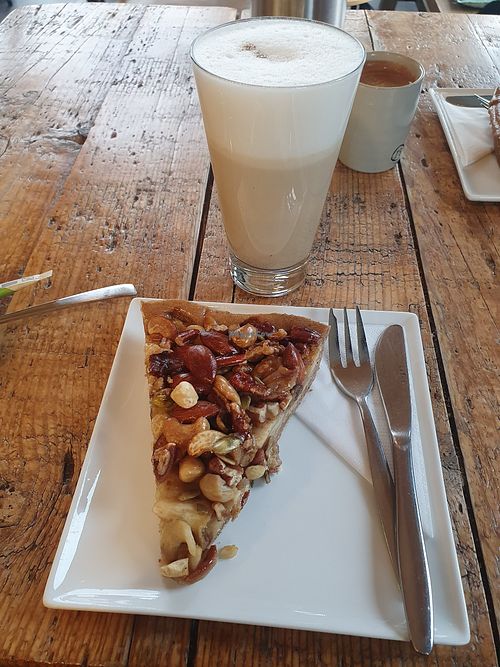 Vegan notenvlaai en chai latte at Supervlaai in Soest