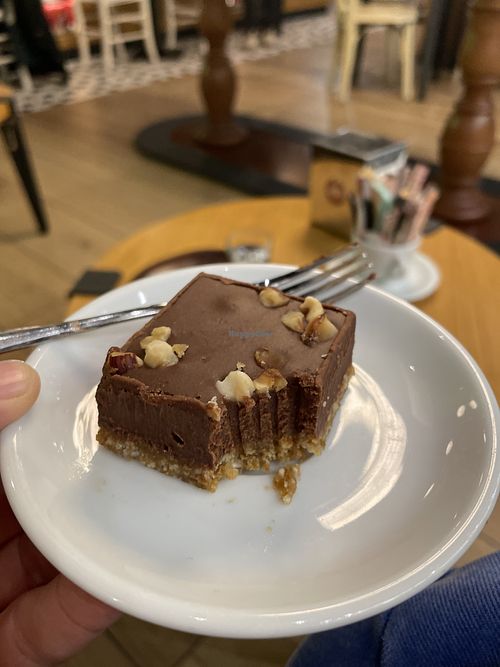 Il brownie al cioccolato è un’ottima opzione veg dolce fatta artigianale, oltre ai diversi latti vegetali che propongono. Cameriera molto gentile e solare😄  at Latte Macchiato Bakery & Caffe in Lugano